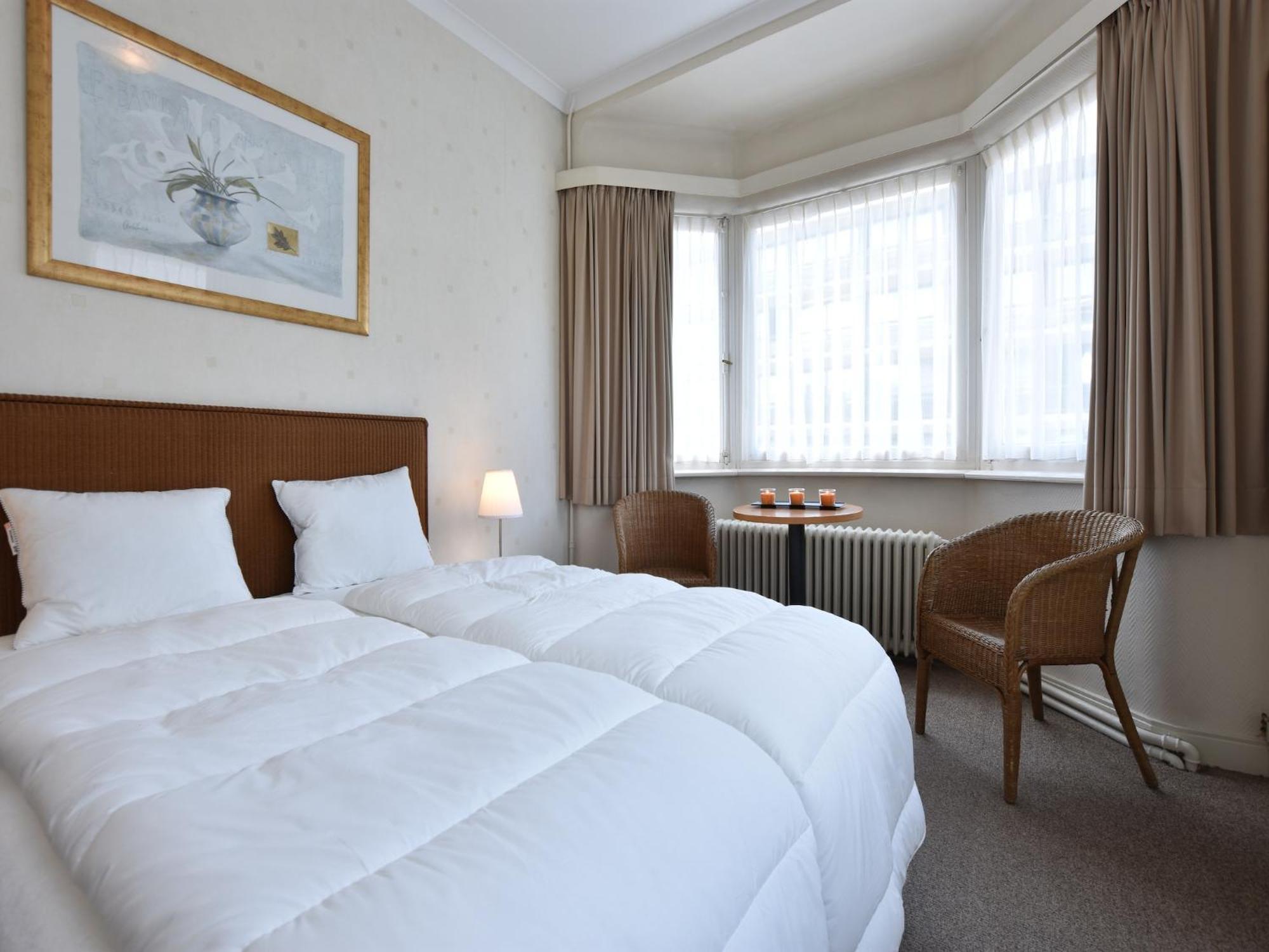 Former Hotel In The Centre And At 50 Metres From The Beach In Panne De Panne Luaran gambar