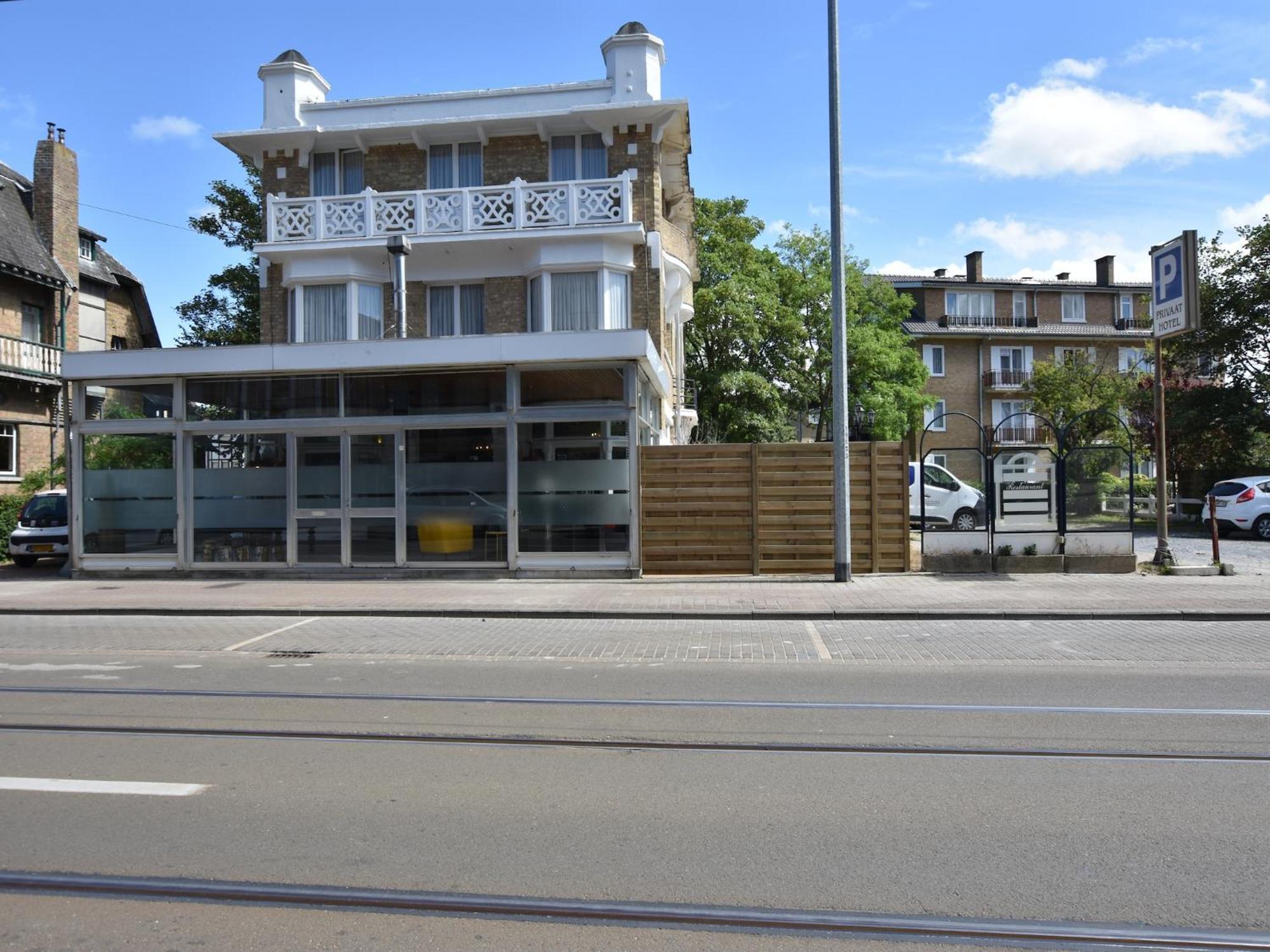 Former Hotel In The Centre And At 50 Metres From The Beach In Panne De Panne Luaran gambar
